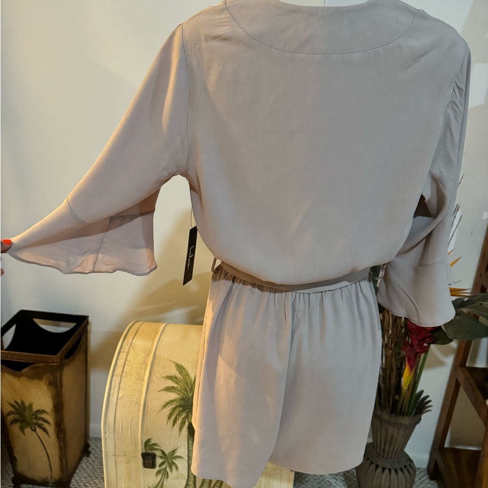 Lulus Women's Romper Beige Mauve NWT Small Angel Sleeves 100% Rayon - Picture 6 of 9